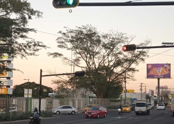 Continúa la instalación de semáforos en San Miguel