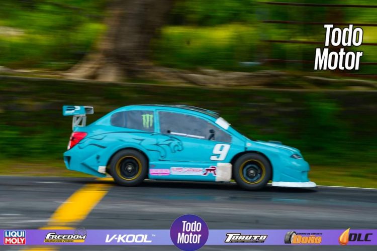 Eduardo Canizalez compite en Categoría GT1 Turismo Nacional, con un auto prefabricado en Estados Unidos. Fotos/Cortesía