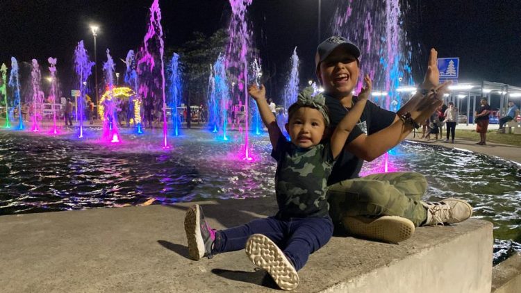 En las noches, las familias acuden al parque para disfrutar en un ambiente de completa seguridad.
