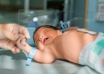 Dada de alta bebé colombiana de 23 semanas de gestación en sur de China