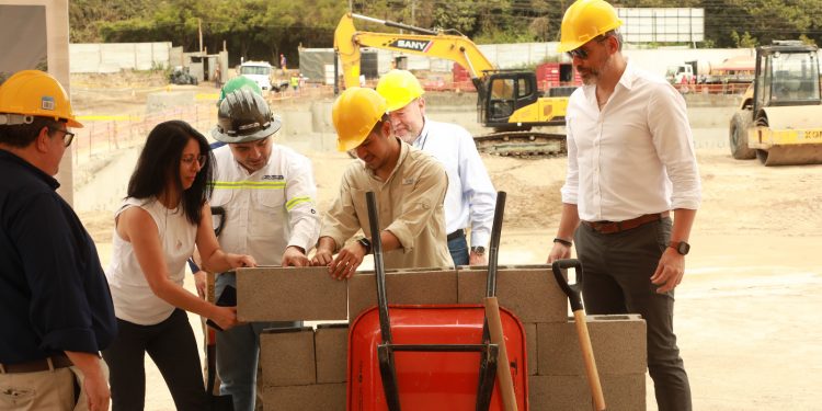 Representantes de Grupo Deconsa colocaron la primera piedra de Empresarial Nuevo Cuscatlán.