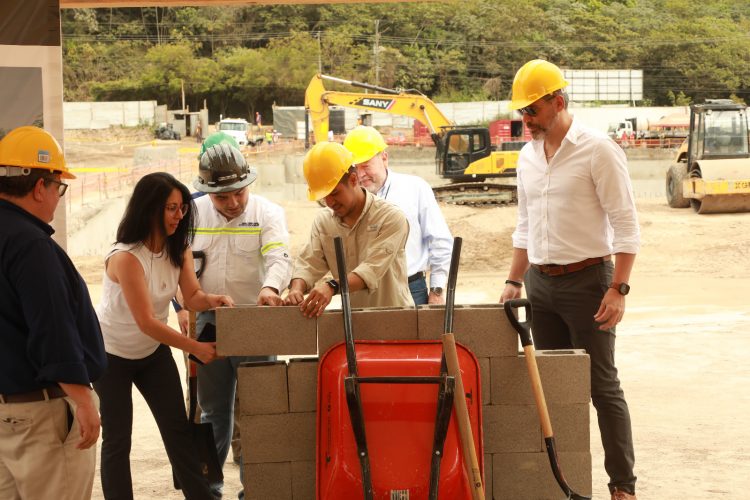 Representantes de Grupo Deconsa colocaron la primera piedra de Empresarial Nuevo Cuscatlán.