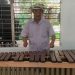 Santiago, el profesor jubilado que es músico y poeta en San Vicente