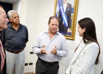 Empresa peruana explora operar e invertir en el sector textil de El Salvador