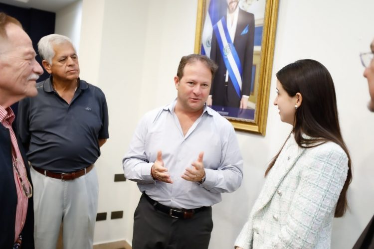 Esta semana, la viceministra de Relaciones Exteriores, Adriana Mira, recibió a una delegación del Grupo Gomelast que ha mostrado interés de establecer operaciones en el país. Foto / Diario El Salvador.