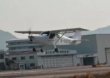 Avión eléctrico chino completa vuelo inaugural