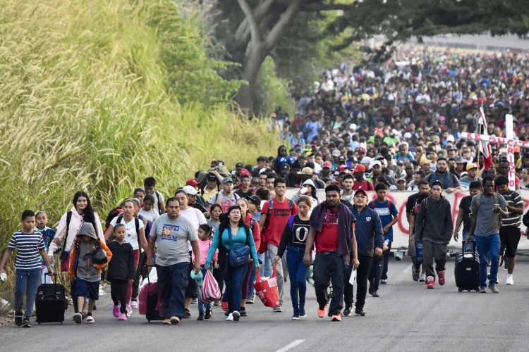 Afectados. Personas de al menos 24 nacionalidades conformaron la movilización en México. Foto AFP.