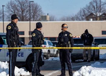 Muere director de centro escolar de Iowa herido en un tiroteo