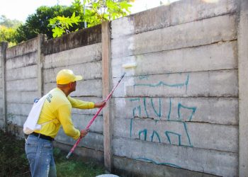 Reos en fase de confianza borran grafitis en Sonsonate