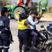 Entregan kits de seguridad vial en control vehicular en Santa Ana