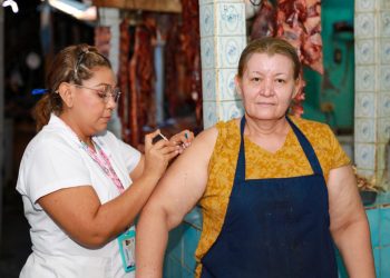Desarrollan vacunación en mercado de San Miguel