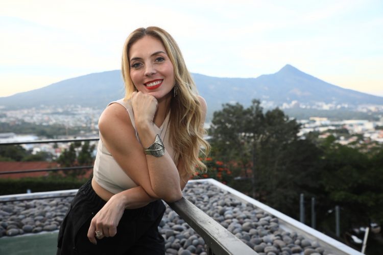 Ale Martore, cantante salvadoreña. (Foto: Guillermo Martínez/Diario El Salvador)