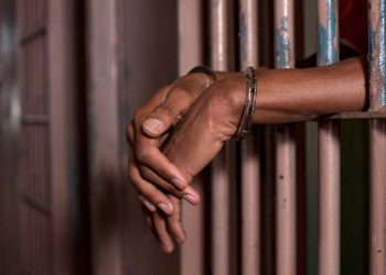 Hombre tailandés sentenciado a pena récord de 50 años por insulto a realeza