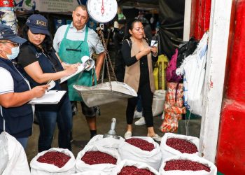 Gobierno de El Salvador verifica precios de la canasta básica en comercios de San Salvador