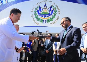 Médicos entregan pieza en la Asamblea para que se certifiquen las especialidades en El Salvador