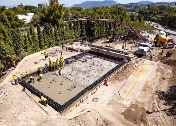 Avanza la construcción del nuevo espacio público en la vía del bulevar Monseñor Romero