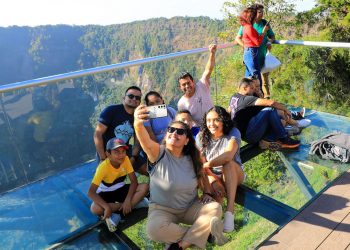 El 96 % de la población «está feliz de haber nacido en El Salvador», según encuesta de la UFG