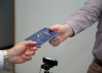 El Gobierno de El Salvador logra la entrega de un millón de pasaportes en el exterior