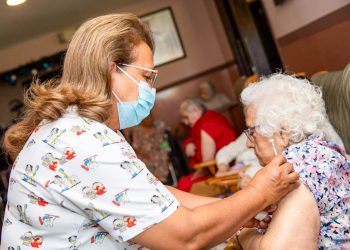 Ministerio de Salud aplica vacunas en centros de atención a adultos mayores