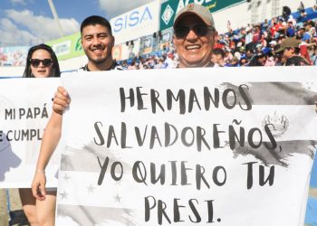 «Tenemos envidia de la buena de El Salvador»: aficionados hondureños vinieron a ver a Messi