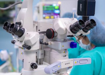 Hospital Bloom recibe dos microscopios oftalmológicos