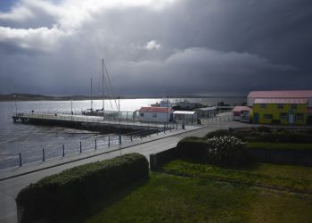 David Cameron visita Malvinas y un gobernador argentino lo declara «persona non grata»