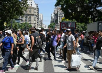 Fila interminable para ministra argentina que ofreció atender a quienes tenían hambre