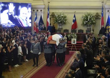 Adversarios políticos, expresidentes y seguidores despiden a Piñera en Chile