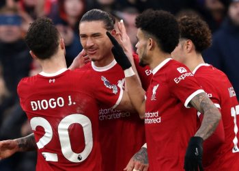 El Liverpool responde con victoria a la carga del Manchester City por el liderato