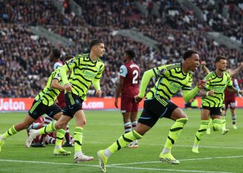 Arsenal golea al West Ham y se mantiene en la pelea por el título