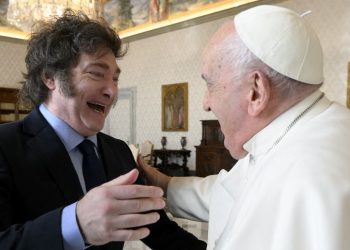 Tras los abrazos, los alfajores: Milei se reúne con Francisco en el Vaticano
