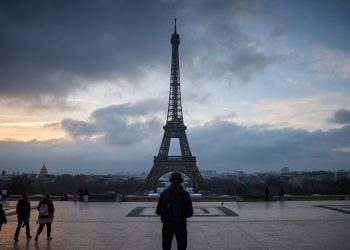 Turistas «desolados» ante el cierre de la torre Eiffel por huelga