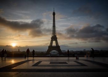 Torre Eiffel permanece cerrada por huelga en París