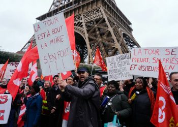 Empleados de la Torre Eiffel reconducen huelga por cuarto día consecutivo