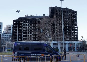 Valencia llora a los muertos en el brutal incendio de un edificio de viviendas