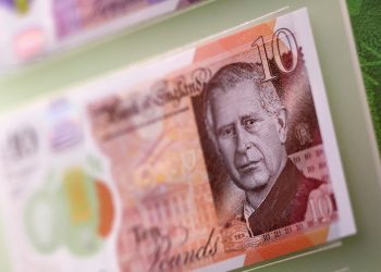 Nuevos billetes con la efigie del rey Carlos III expuestos en Londres