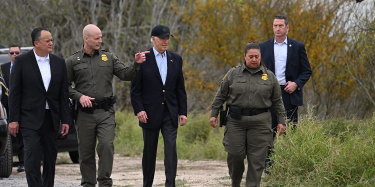 El presidente estadounidense Joe Biden escucha a Jason Owens (segundo por la izquierda), jefe de la Patrulla Fronteriza de Estados Unidos, mientras visita la frontera entre Estados Unidos y México en Brownsville, Texas. Foto AFP.