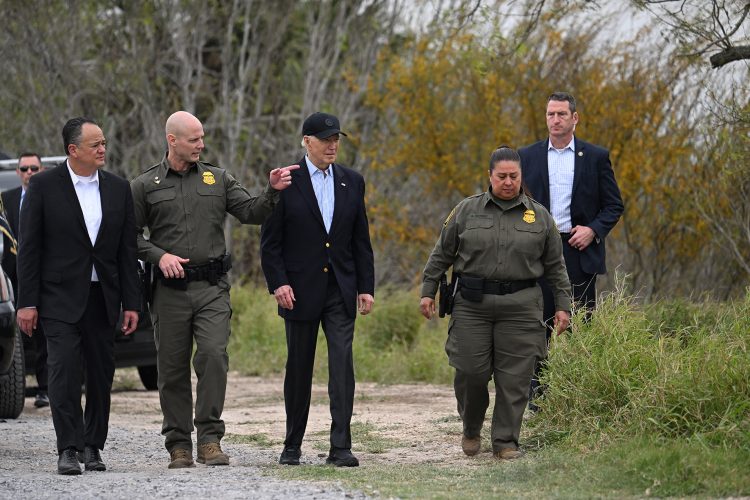 El presidente estadounidense Joe Biden escucha a Jason Owens (segundo por la izquierda), jefe de la Patrulla Fronteriza de Estados Unidos, mientras visita la frontera entre Estados Unidos y México en Brownsville, Texas. Foto AFP.