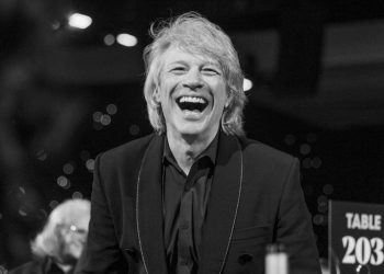 Rockero Jon Bon Jovi distinguido y alabado en gala pre-Grammy
