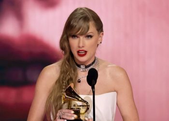 Taylor Swift hace historia en una noche de Grammys dominada por mujeres