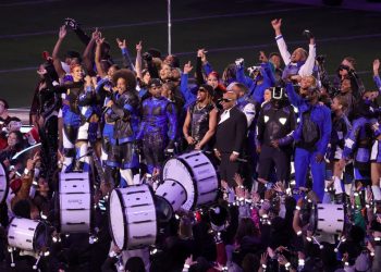 Usher lideró la alineación de estrellas en un nostálgico show del Super Bowl