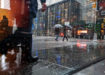 Nueva York anuncia demanda contra redes sociales por alimentar crisis de salud mental juvenil