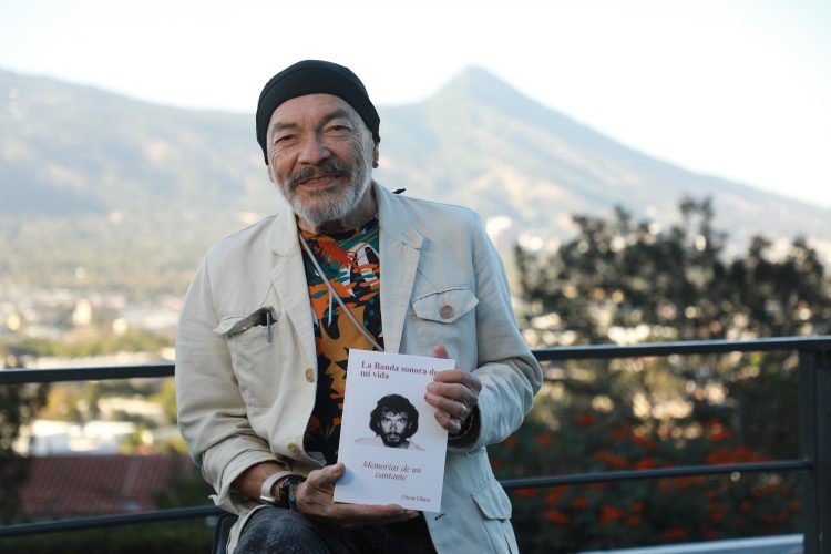 Óscar Olano, músico y escritor salvadoreño. (Foto: Jarvyn Muñoz/Diario El Salvador)