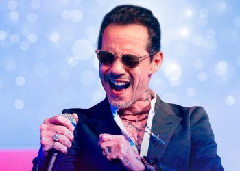 VIDEO: Marc Anthony besa y firma un sostén de una de las asistentes a concierto en California