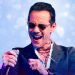 VIDEO: Marc Anthony besa y firma un sostén de una de las asistentes a concierto en California