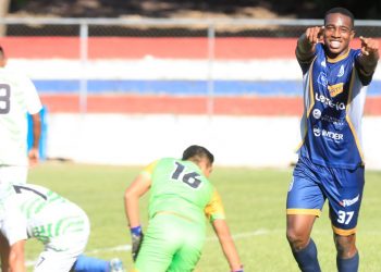 Llovizna de goles en la «Caldera del Diablo» que terminó a favor de San Salvador