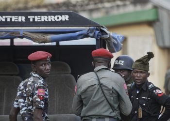 Hombres armados matan a un jefe tradicional de Nigeria y raptan a su esposa