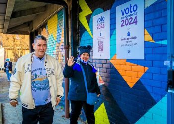 Salvadoreños en el exterior acuden a los centros de votación en El Salvador