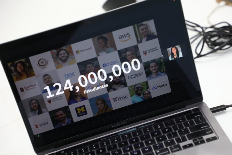 Coursera es una plataforma de formación técnica especializada con certificaciones por las universidades más prestigiosas del mundo.