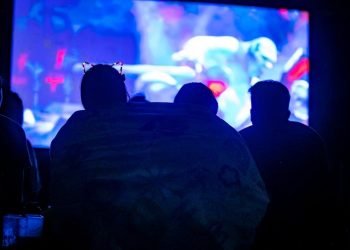 El cine al aire libre en nuevo parque de San Salvador inicia con éxito